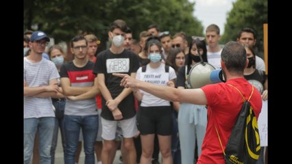 Maturantët sërish protestë/Ngjitur me njëri- tjetrin  pa maska bllokojnë rrugën te ministria Arsimit