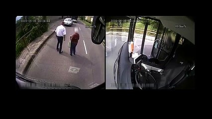 Un chauffeur de bus vient en aide à une vieille dame
