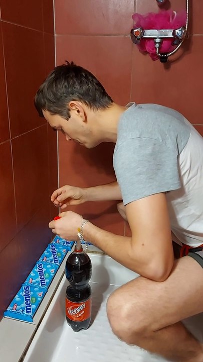 Mentos est tombé accidentellement dans Cola.