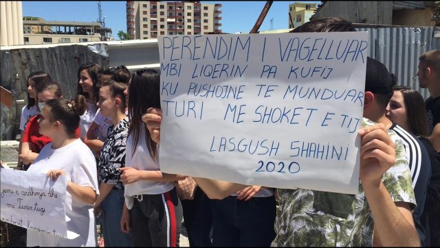 Report TV -Maturantët e Fierit në protestë, pankarta ironike për ministren: Lasgush Shahini