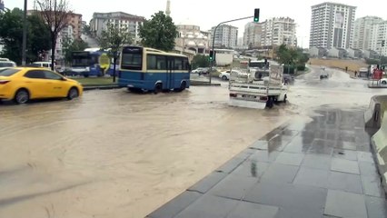 Çamaşır makinesi atmıştı, bu kez de beton parçaları atıp balyozla saldırdı