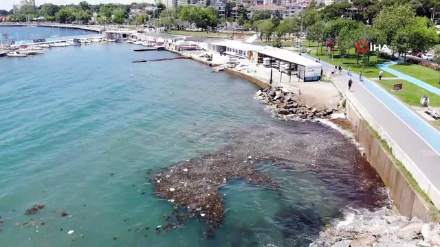 Caddebostan Sahili'nde oluşan çöpler böyle görüntülendi