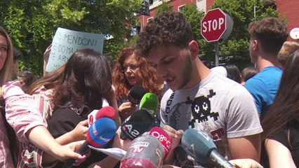 Maturantët sërish në protestë/ Të rinjtë bllokojnë rrugën para Ministrisë së Arsimit - Vizion Plus