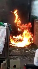 बिजली के ट्रांसफार्मर में अचानक लगी भीषण आग