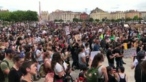 Lyon: une manifestation contre le racisme et les violences policières se déroule devant le Palais de Justice