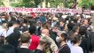 Migliaia in piazza a Parigi contro la brutalità della polizia, che usa gas lacrimogeni