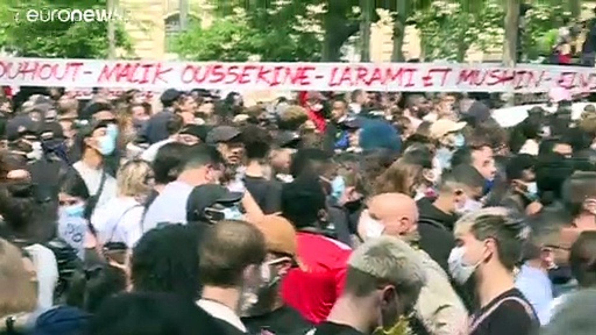 ⁣Тысячи людей в Париже протестуют против расизма и полицейского произвола