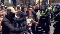 İngiliz eylemci polise yumruk attı! Ülke karıştı…
