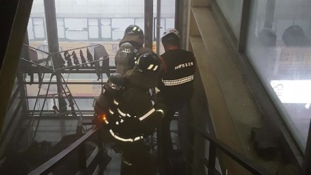 경남 창원 상가건물서 불...4명 연기 흡입·30명 대피 / YTN