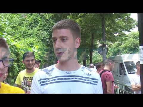 MATURANTET SERISH NE PROTESTE, I VENDOSIN AFAT MINISTRISE - News, Lajme - Kanali 7