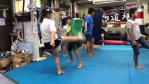 女子 小学生 ミット打ち練習 キックボクシング キッズクラス 中島道場 愛川町