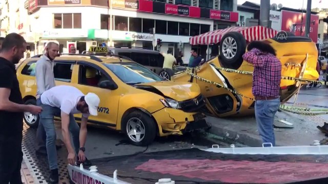 İki taksinin çarpıştığı kazada sürücüler yaralandı - İZMİR