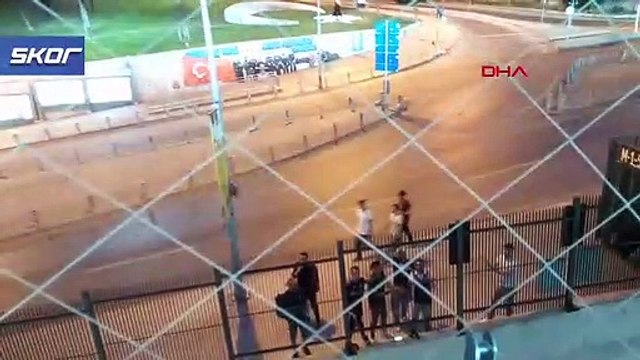 Beşiktaş taraftarından stat dışından tezahüratlı destek