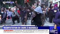 Marseille: un genou à terre, l'hommage des manifestants à George Floyd et Adama Traoré devant la préfecture