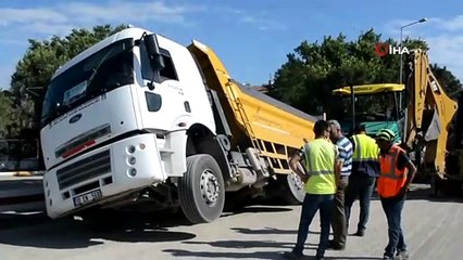 Ayvalık'ta asfalt çalışması sırasında yol çöktü