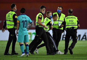 Un hincha con la camiseta de Argentina invadió la cancha en el partido del Barcelona