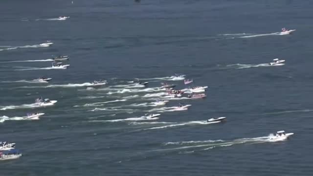 'Trumpillas' para celebrar el 74 cumpleaños del presidente estadounidense