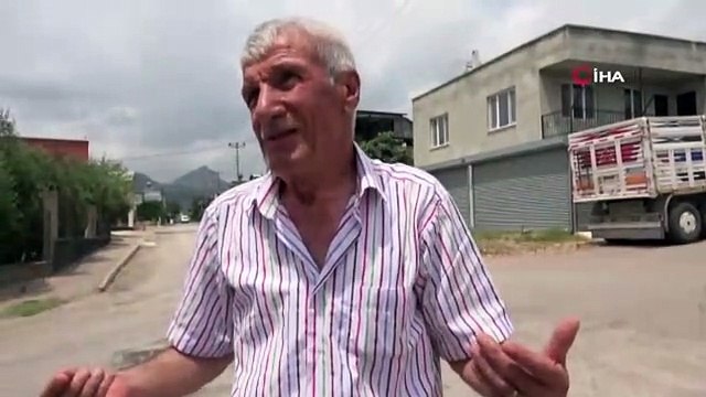 Herkes deli sanıyor ama o mahallenin trafik akışını sağlıyor