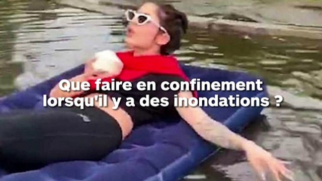 Elle sort son matelas gonflable pour flotter dans la rue inondée