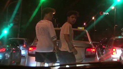 Caddebostan Sahili'nde patenli gençlerin tehlikeli yolculuğu kamerada