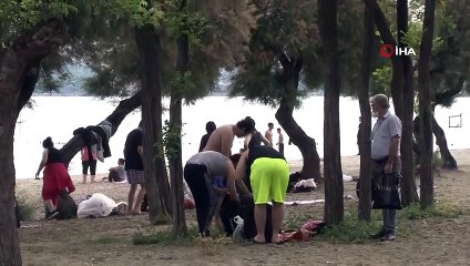 İstanbul'da vatandaşlar yağmura rağmen denize koştu