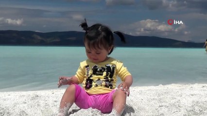 Salda Gölü'ne ziyaretçi akını