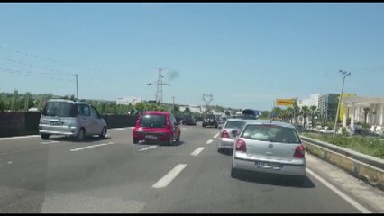 Download Video: Qytetarët ‘dynden’ drejt Gjirit të Lalzit dhe Durrësit, trafik në autostradë