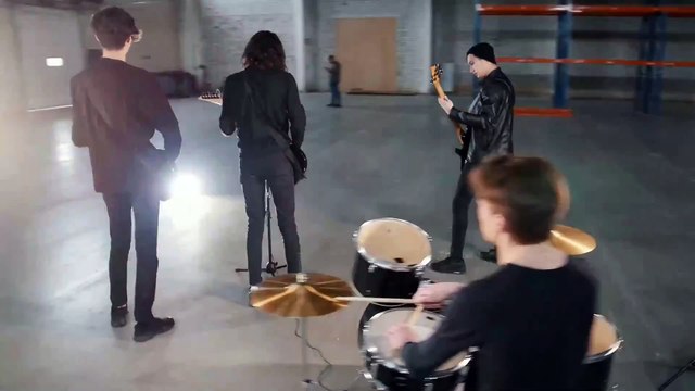 8)	Music. Guitar Bass. Silver Lakes. Wes Hutchinson. Country et folk. Romantiqu