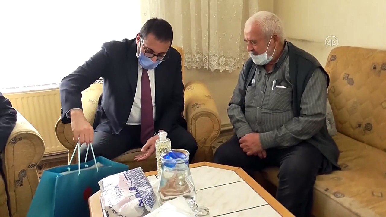 Cumhurbaşkanı Erdoğan'dan cuma namazı için stada giremeyen Konyalı dedeye seccade hediyesi
