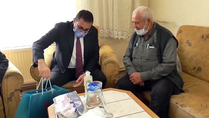 Cumhurbaşkanı Erdoğan'dan cuma namazı için stada giremeyen Konyalı dedeye seccade hediyesi