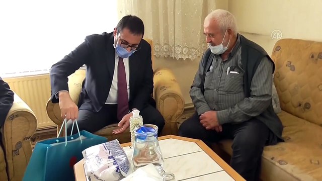 Cumhurbaşkanı Erdoğan'dan cuma namazı için stada giremeyen Konyalı dedeye seccade hediyesi