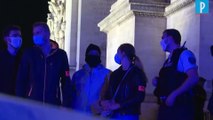 Paris : manifestation nocturne de policiers devant l'Arc de Triomphe