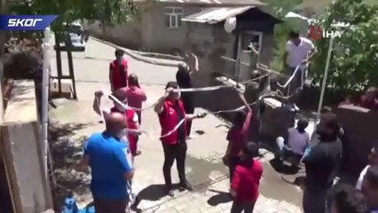 İnşaat ipiyle voleybol oynayan çocuklara jest