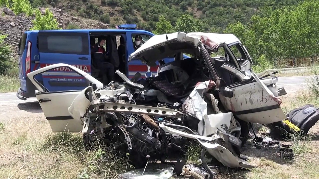 Balıkesir'de otomobil köprünün korkuluklarına çarptı: 6 ölü (2)