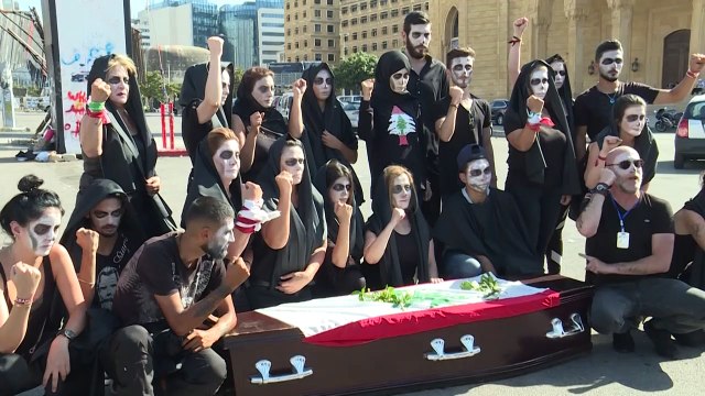 مأتم رمزي في بيروت لشعب تصرّ الطبقة السياسية على دفنه