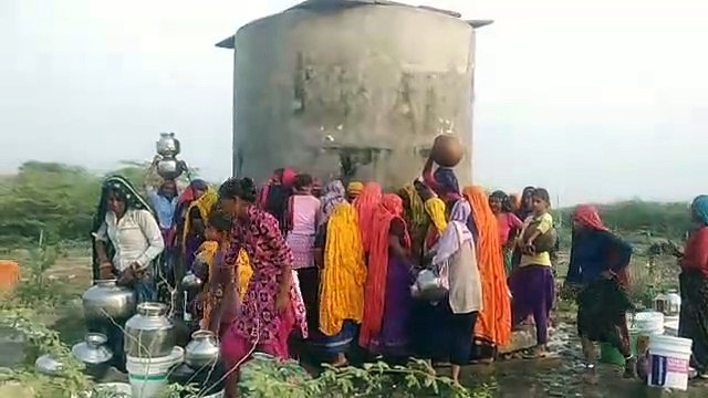 तीन दिन से नहीं आया पानी ग्रामीणों को साथ किलोमीटर दूर जाना पड़ रहा पानी लेने