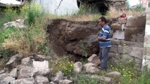 Mahalleliyi tedirgin eden göçük...Göçükte mağara ortaya çıktı, boş evin duvarı yıkıldı