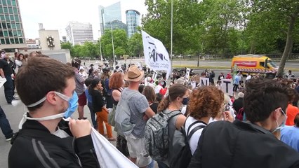 Quelque 200 manifestants protestent dos tournés au cabinet de Maggie De Block