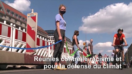 Chaîne humaine à Berlin contre le racisme et pour le climat