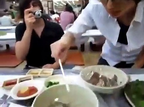 Seriez-vous capable de manger des calamars vivants