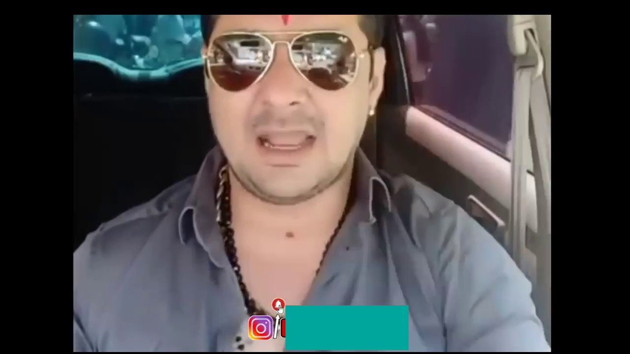 Memes India use headphone