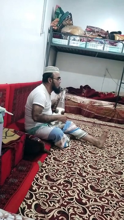 old bangali playing gitor and alsosinging