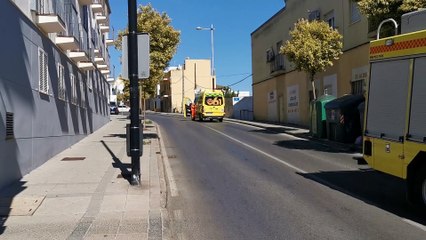 Bomberos actúa en una vivienda incendiada en Jerez
