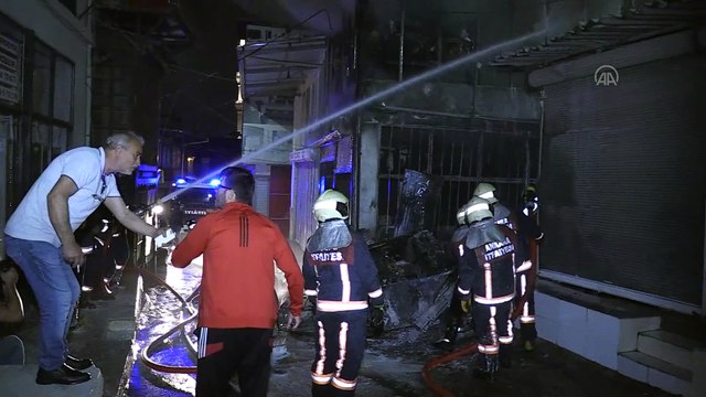 Ankara'da ikinci el mobilya satılan iş yerinde çıkan yangın hasara neden oldu