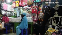 Calon pembeli memilah baju saat pemberlakuan ganjil genap di Pasar Perumnas Klender, Jakarta, Senin (15/6).