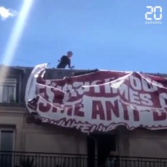 Un jeune homme escalade un immeuble pour décrocher une banderole de Génération Identitaire