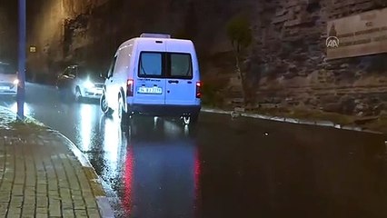 İstanbul'da surlardan kopan taşlar yola savruldu