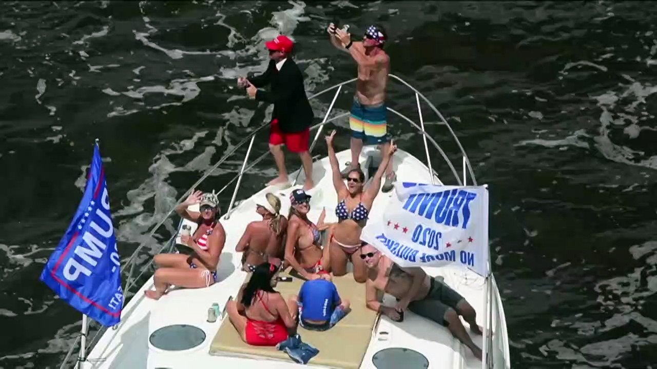 Fans feiern mit Schiffskolonne Trumps Geburtstag in Florida