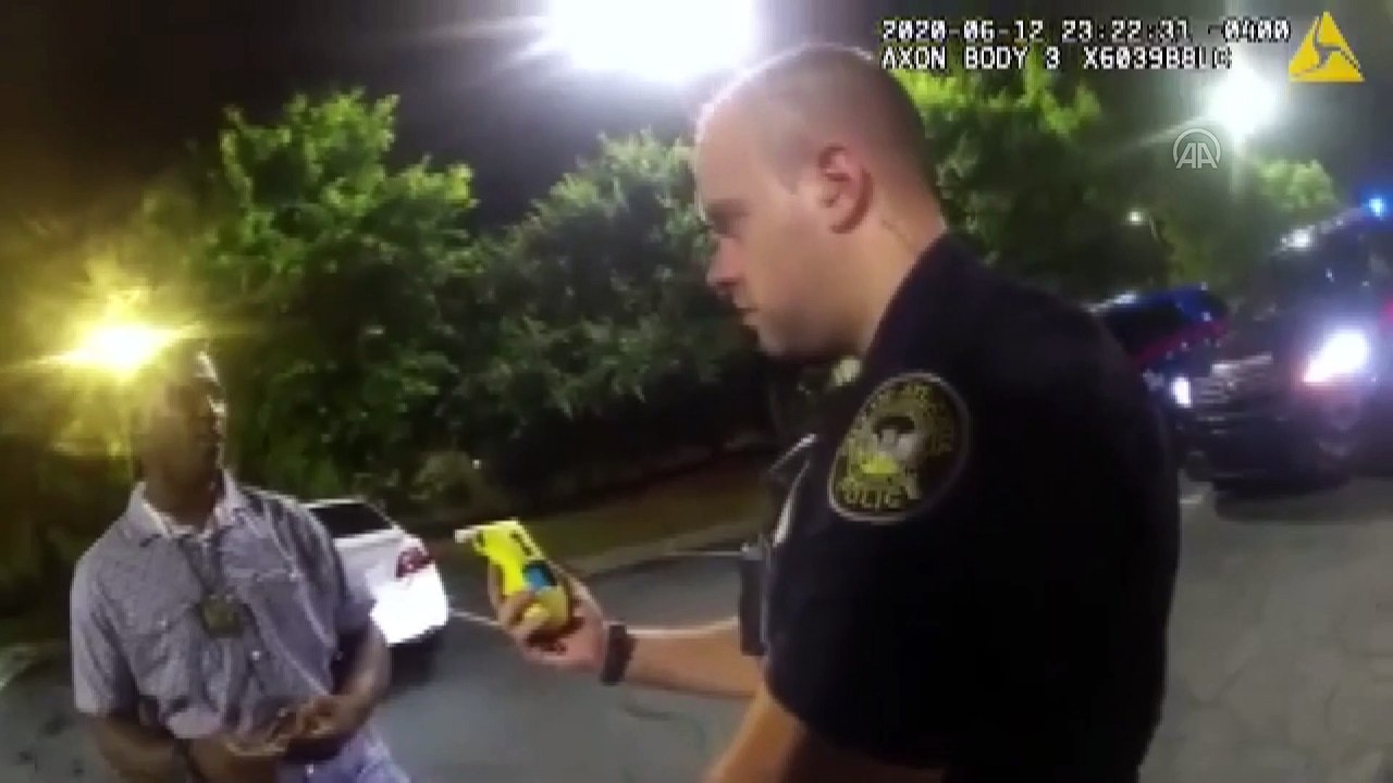 Atlanta'da polis tarafından öldürülen siyahi Brooks'un son anları, polis kameralarına yansıdı
