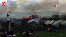 Refahiye’de yıldırım düşen 3 ev 1 ahır yandı